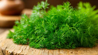 Зелень больше не замораживаю и не сушу на зиму: делаю из укропа, петрушки и чеснока ароматную приправу, хранить можно долгими годами