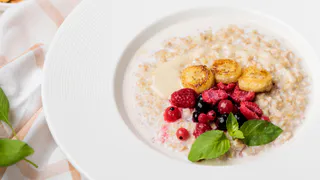 Всего стакан овсянки и 2 яйца — получила вкуснейший завтрак готов: домочадцы слопали мгновенно