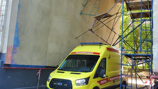 На Касимовском шоссе в Рязани строительные леса упали на реанимобиль
