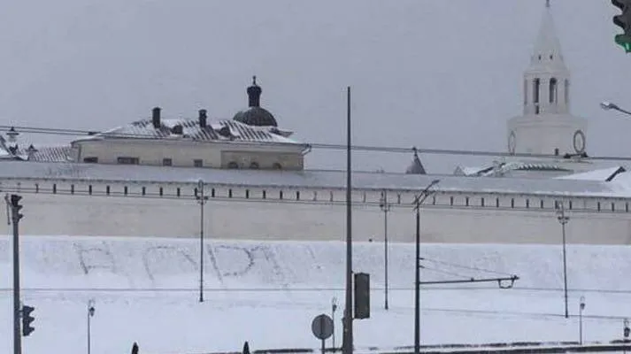 Неприятность недели в Татарстане: кто-то вытоптал слово "воры" на снегу около Кремля