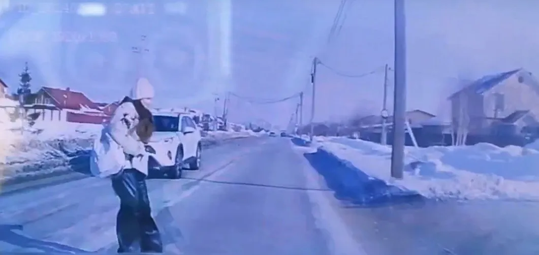 "Пассажирка выбежала на дорогу и замерла": в Магнитогорске девушка чуть не попала под машину