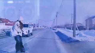 "Пассажирка выбежала на дорогу и замерла": в Магнитогорске девушка чуть не попала под машину