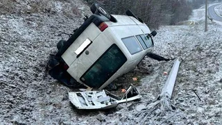 В Унечском районе микроавтобус влетел в столб и перевернулся – погиб пассажир