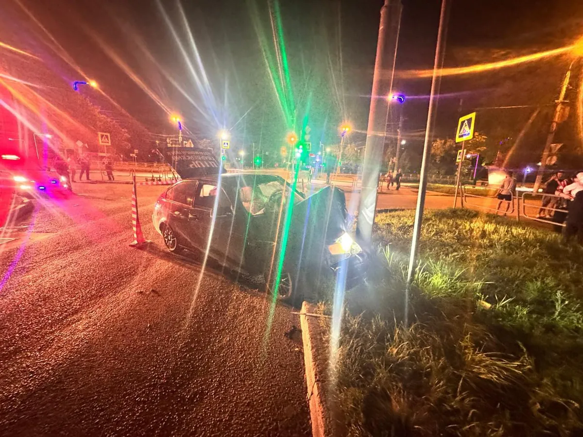 Водитель скрылся после наезда на опору: в Магнитогорске расследуют ночное ДТП