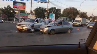 В Рязани на площади Ленина столкнулись Лада Приора и Рено Дастер
