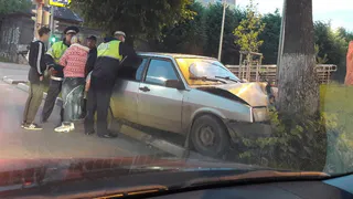 19-летний рязанец без прав на "девятке" врезался в дерево на улице Чапаева