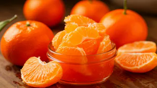 Мандариновую кожуру заливаю уксусом — и всю зиму не нарадуюсь своей хитрой смекалке: лайфхак для умных хозяек