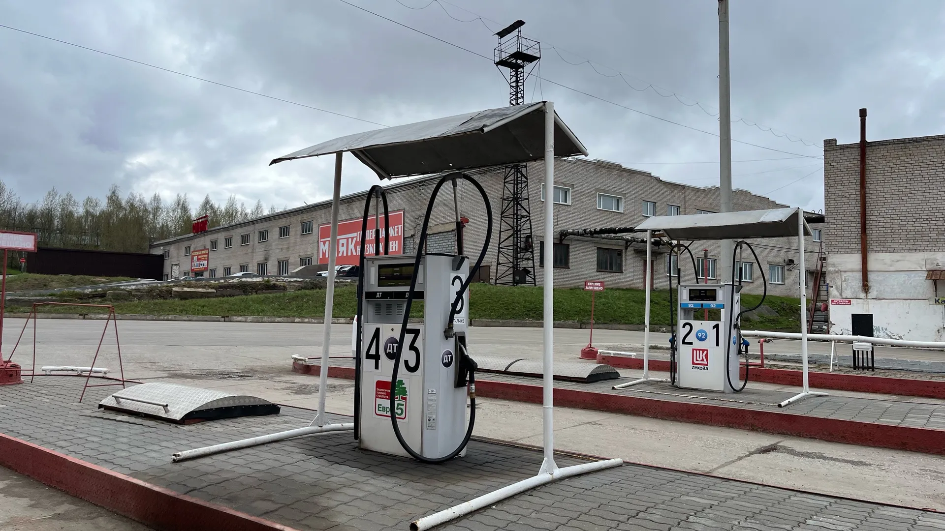 Месяц на «Лукойле», месяц на «Роснефти». Объясняю, какое топливо лучше для моей иномарки