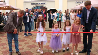 В Рязани торжественно открыли новые качели в сквере