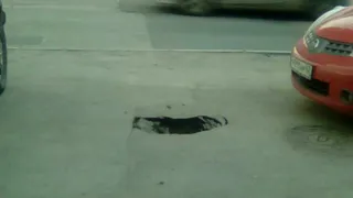 Народное фото: на Татарской провалился асфальт