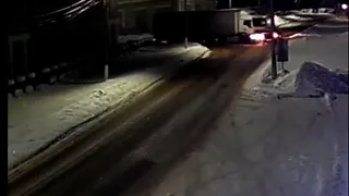 В Александрове большегруз протаранил легковой автомобиль на перекрестке