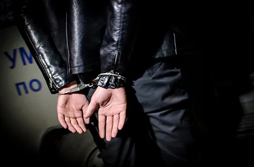 В Каменке местный житель попытался убить сожительницу отверткой