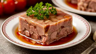 Без лишнего жира, только чистый коллаген: как приготовить шикарный холодец - прозрачный, как ручей, тает во рту как сахарная вата

