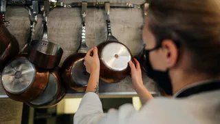 Простой способ вернуть блеск стеклянным крышкам: работает без дорогой химии