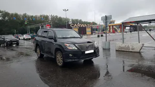 На парковке у ТРЦ «Премьер» Lexus днем 10 августа сбил мужчину на самокате