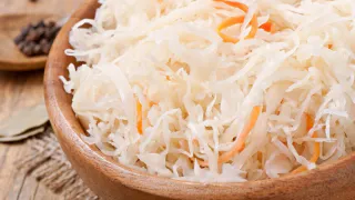 Квашу капусту на зиму только так: получается очень вкусной, сочной и хрустящей — старинный русский рецепт уже раскрыли