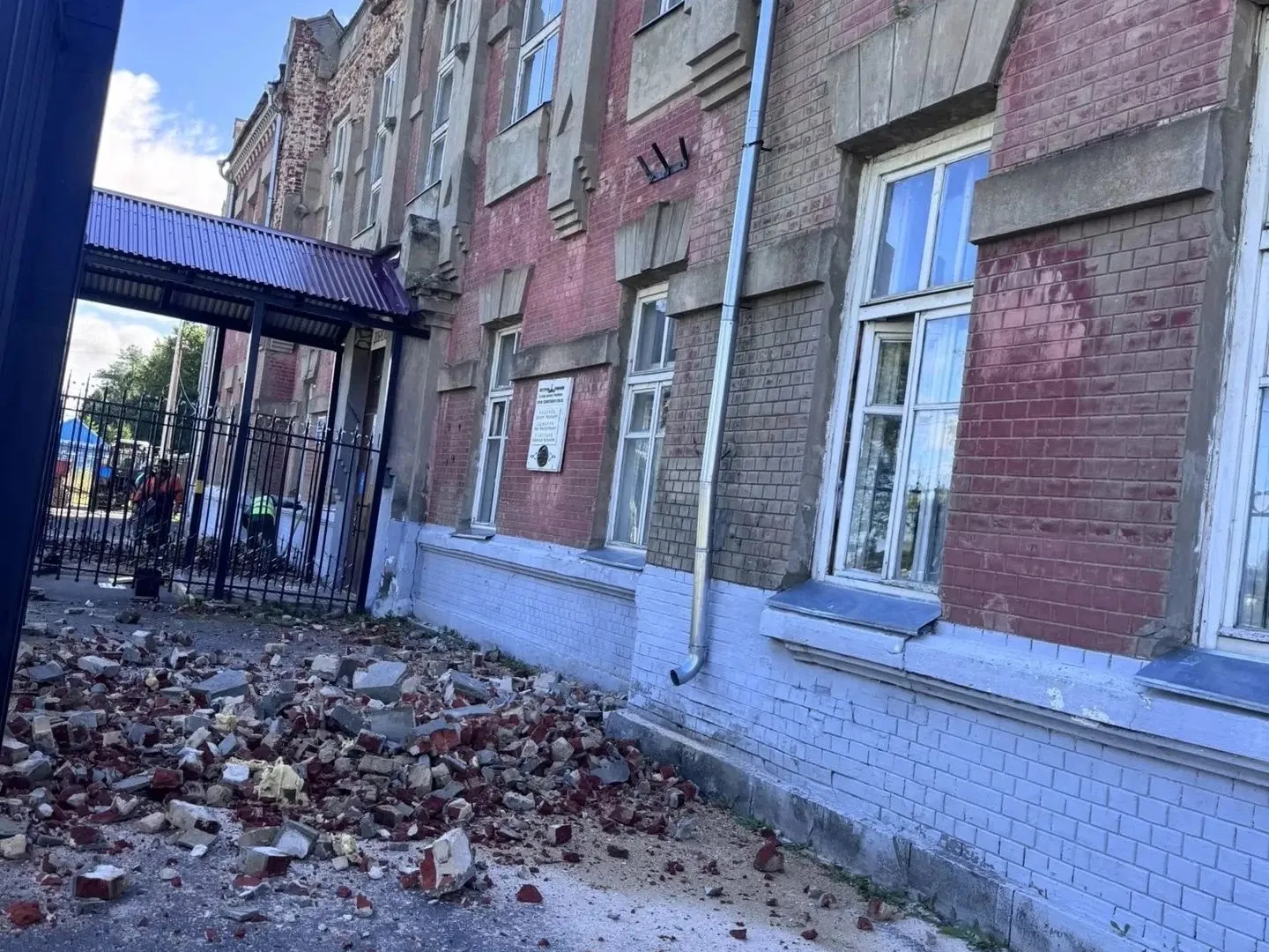 Во Владимирской области обрушился фасад школы