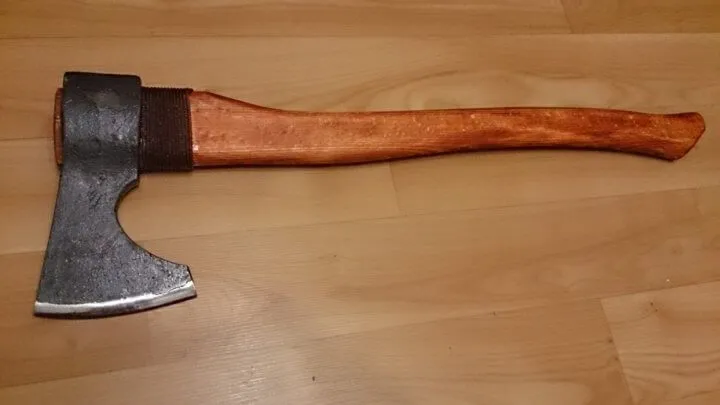 Нижнекамец угрожал жене зарубить ее топором