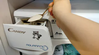 Увидела, что подруга добавляет соль в стиралку - повторила и удивилась. Теперь и сама так делаю - эффект заметила вся семья