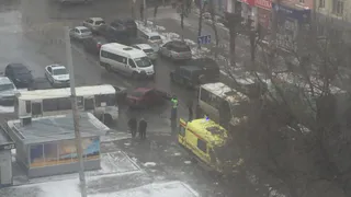 Не пропустили: на Театральной не поделили дорогу маршрутка и иномарка