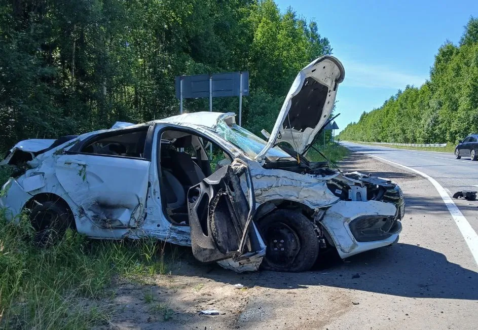 В Коми автомобиль "Lada" перевернулся после столкновения с кроссовером