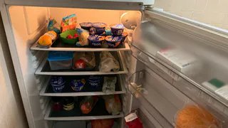 Ставить соль в холодильник больше не в тренде - хозяйки придумали новый лайфхак без мороки. Берите на заметку 