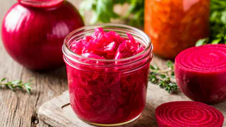 Хит осени: маринованная капуста со свеклой по-белорусски — идеальная хрустящая пелюстка