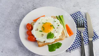 Вот почему нельзя жарить яичницу на подсолнечном масле - запомните навсегда