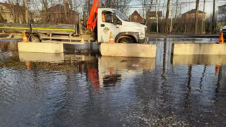 В Дягилево на улице Авиационной появились бетонные блоки