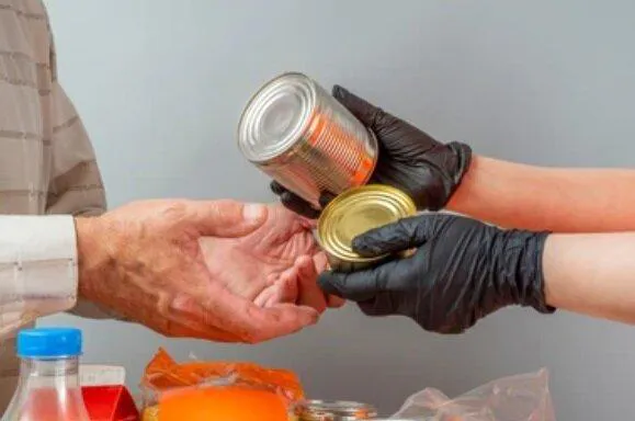 Госдума отправляет пенсионеров копаться в мусорных баках