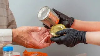 Госдума отправляет пенсионеров копаться в мусорных баках