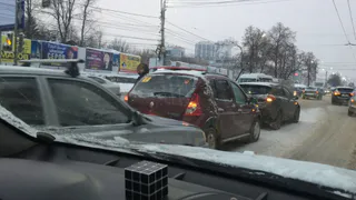 На Московском шоссе из-за сильного снегопада столкнулись три иномарки