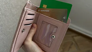 У россиян массово блокируют банковские карты: в чём причина