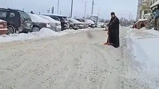 Рязанские священники вышли на уборку города от снега