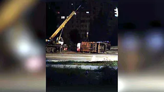 В Рязани на улице Бирюзова перевернулся мусоровоз