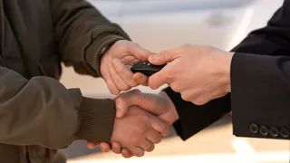 Арест автомобиля заставил жителя Кольчугина оплатить штрафы ГИБДД