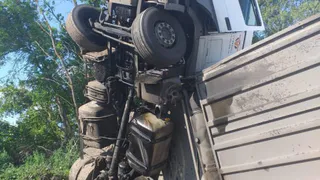 Встал на дыбы: под Рязанью легковушка влетела в грузовик