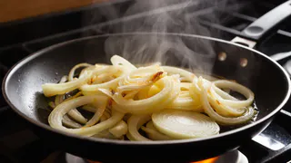 Почему лучшие шефы добавляют соду при жарке лука: стоит ли игра свеч