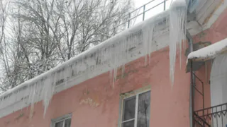 Во Владимире выявили 76 многоквартирных домов с опасными сосульками на крышах