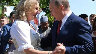 Экс-глава австрийского МИД Карин Кнайсль снимает дом в Касимовском районе