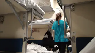 Подруга открыла секрет: зачем она всегда покупает две боковые полки в поезде для себя одной. Это гениально