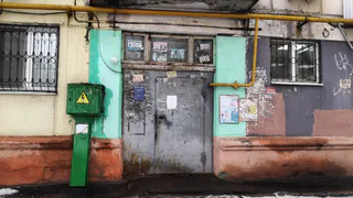 Жителям страны рассказали: самовольное украшение подъезда к Новому году с 25 декабря чревато неприятными последствиями