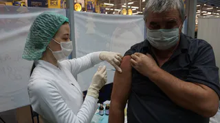 Большой спрос: кампанию по вакцинации от Covid-19 в ТЦ продлят