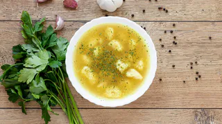 Всего 1 ингредиент — и куриный бульон еще вкуснее: вот что делает его золотистым и душистым — совсем не специя