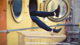 Стиралку не отключают — а зря: вот почему нужно вынимать вилку после каждой стирки