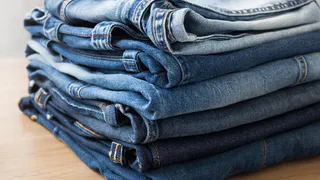 Больше не хлам, а эксклюзив: 6 способов превратить дырявые джинсы в дизайнерскую вещь - нужны только нитки и фантазия