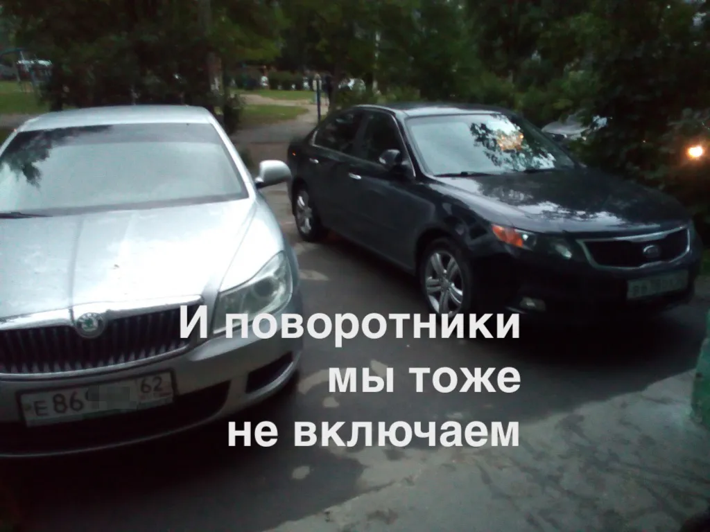Хамство и равнодушие: 2 соседа блокируют подъезд дома припаркованными машинами