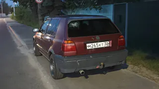 В Брянске очередной нарушитель припарковался на тротуаре