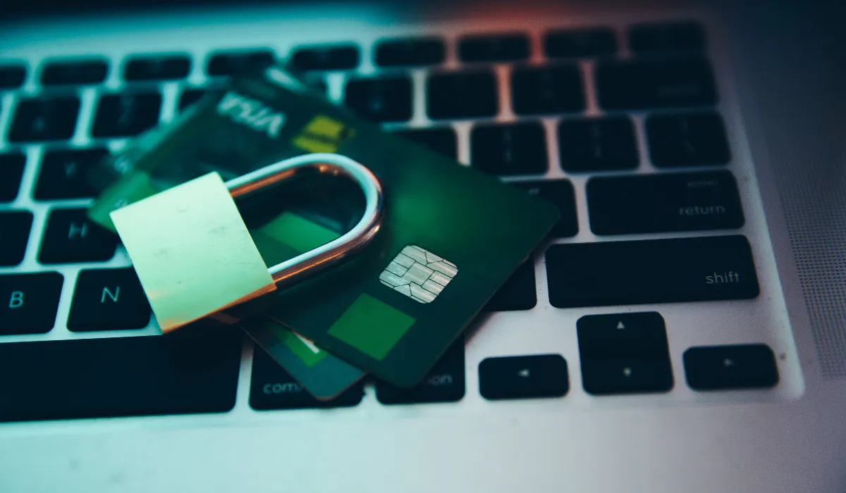 Банки начали закрывать кредитные карты клиентов, установивших самозапрет на кредиты