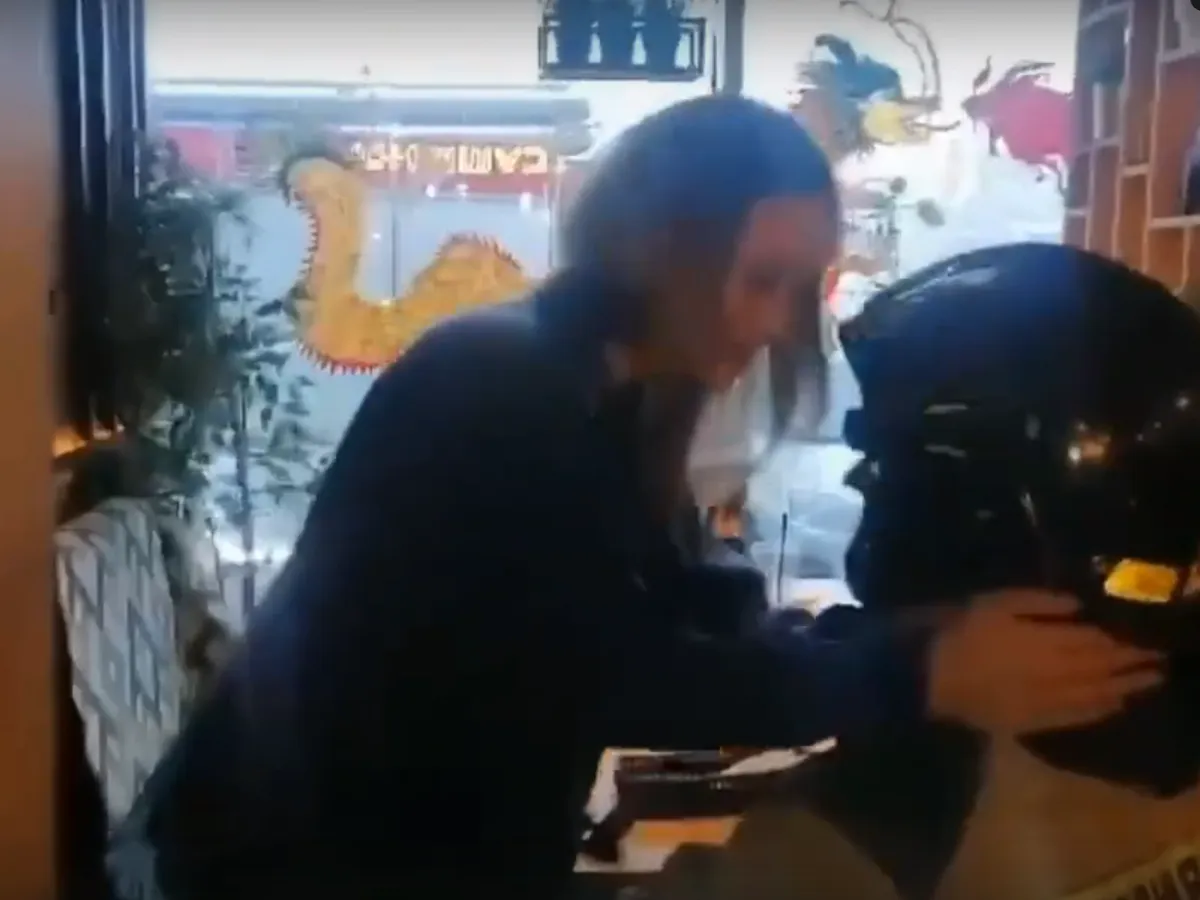 В Нижнекамске посетительница поцеловала пожарного, который ворвался в кафе